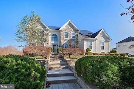 34 Rolling Glen Ct Mount Laurel, NJ 08054
