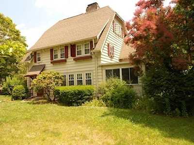 37 Hillside Ave Bedford, MA 01730