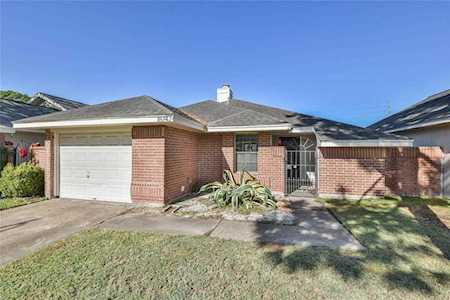 16142 Golden Sands Dr Houston, TX 77095
