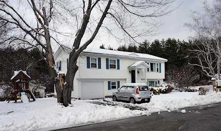 12 Morgan Dr Hooksett, NH 03106