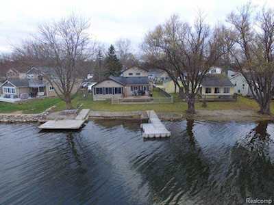 8779 Lagoon Dr Hamburg Twp, MI 48116
