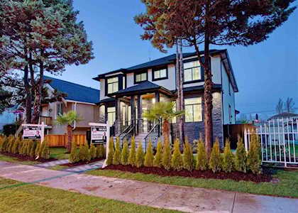 2827 E 43 Avenue Vancouver, BC V0V 0V0