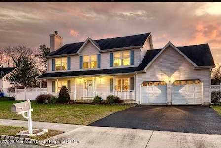 18 Autumn Dr Howell, NJ 07731