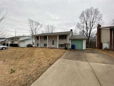 12044 Glenpark Dr Maryland Heights, MO 63043