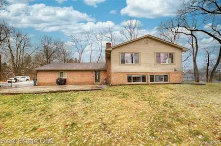 11524 Highridge Dr Hamburg Twp, MI 48169