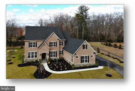 4 Forest Lake Dr Great Falls, VA 22066