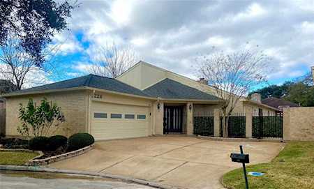 226 Essex Place Stafford, TX 77477