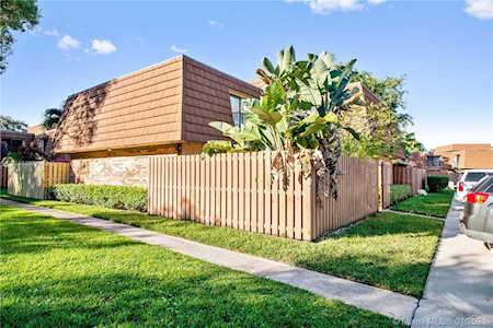 2581 Lakeview Ct Cooper City, FL 33026