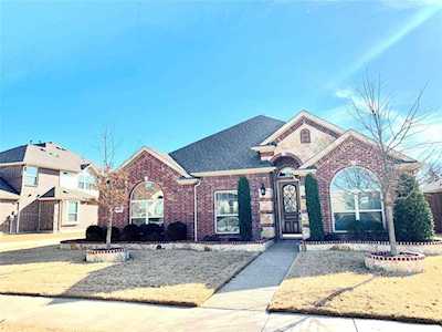 832 E Danbury Drive Desoto, TX 75115
