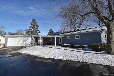 695 S Howell Pinckney Vlg, MI 48169