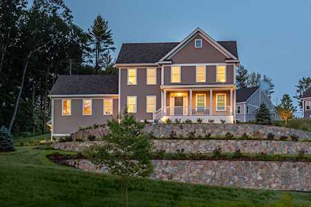 18 Scenic Dr Manchester, NH 03104