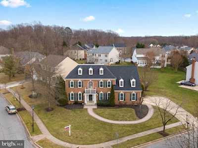 8302 Bates Dr Bowie, MD 20720