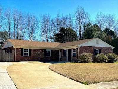 525 Scarborough Dr Chesapeake, VA 23322