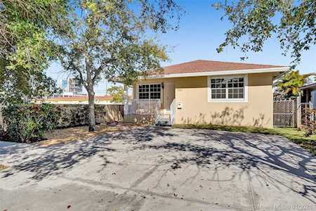 701 NE 6th St Hallandale Beach, FL 33009