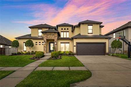 1810 Sterling Creek Dr Friendswood, TX 77546