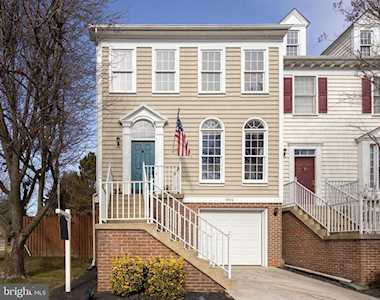 9910 Michael Schar Ct Vienna, VA 22181