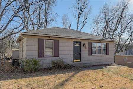 3735 N Walrond Ave Kansas City, MO 64117