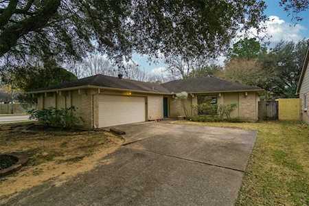 2825 Meadow Creek Ct League City, TX 77573