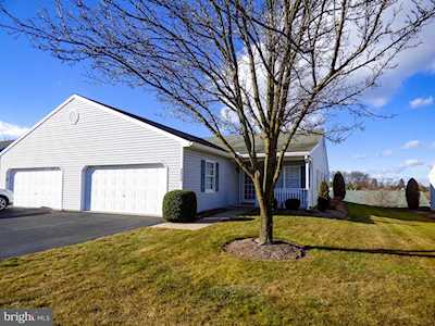 4040 Woodspring Ln York, PA 17402
