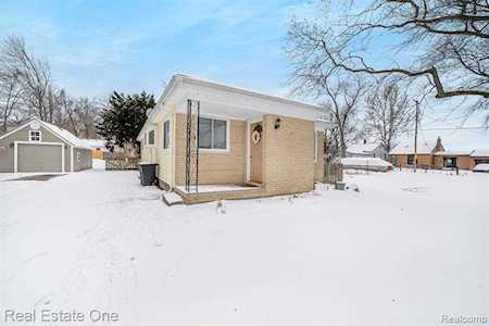 2742 Campers Dr Highland Twp, MI 48356