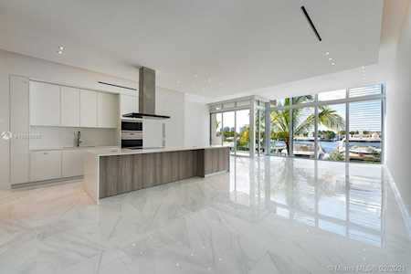 3750 Yacht Club Dr #4 Aventura, FL 33180