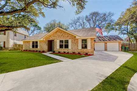 16 Chimney Corners Dr La Marque, TX 77568