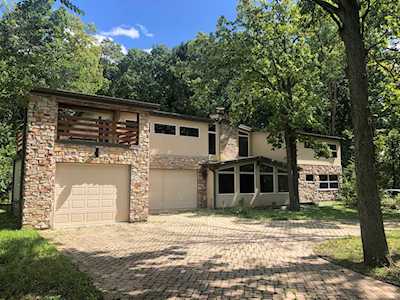 1365 Indian Trail Dr Riverwoods, IL 60015