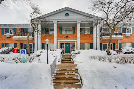 2415 S Goebbert Rd #H203 Arlington Heights, IL 60004