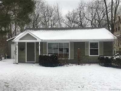 22820 E Brookdale St Farmington, MI 48336