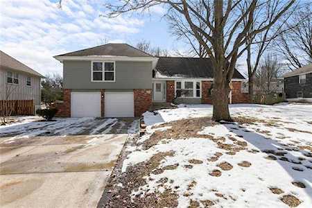 120 NE Locust Dr Blue Springs, MO 64014
