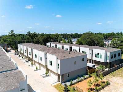 610 Thornton Oaks Ln Houston, TX 77018