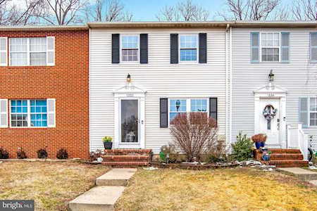 1222 Holmespun Dr Pasadena, MD 21122