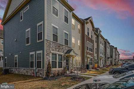 806 Jarrett Ln Glen Burnie, MD 21060