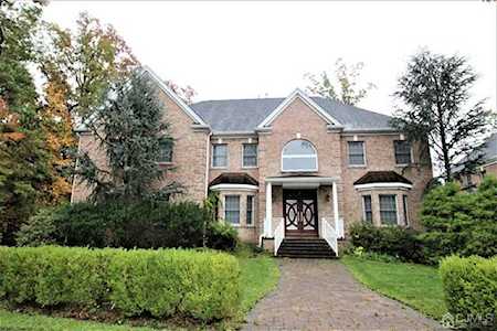 8 N Lantern Lane East Brunswick, NJ 08816
