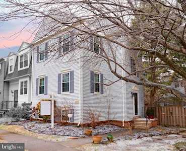 6151 Green Hollow Ct Springfield, VA 22152