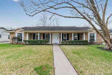 5843 Queensloch Dr Houston, TX 77096