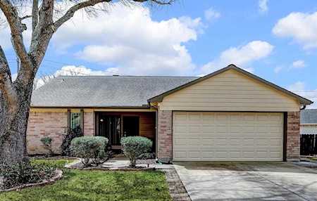917 Willow Creek Dr La Porte, TX 77571