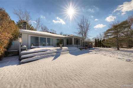 327 Annapolis St Commerce Twp, MI 48382