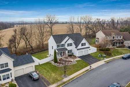 2141 Eagles Landing Dr Nazareth, PA 18064