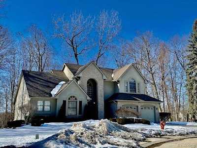 28341 Lacosta Ct Farmington Hills, MI 48331