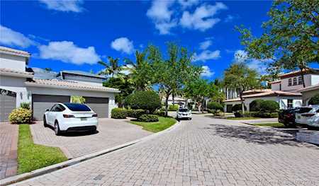 863 W Spinnaker Dr W Hollywood, FL 33019
