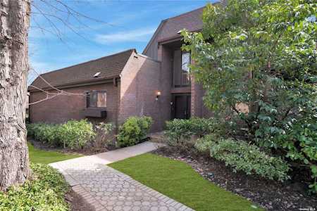 55 Acorn Pond Drive Roslyn, NY 11576