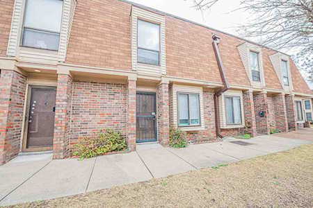 6582 S Poplar Woods Cir Germantown, TN 38138