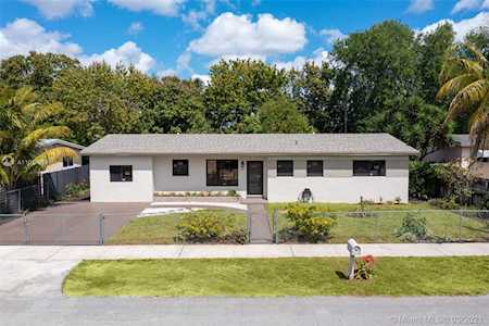 655 NE 178th St Miami, FL 33162
