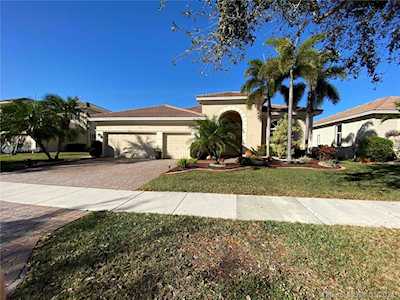 19221 SW 62nd St Pembroke Pines, FL 33332