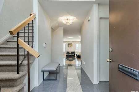 37 Cricket Club Drive Roslyn, NY 11576