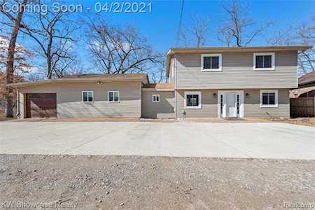 11801 Centerline Dr Pinckney, MI 48169
