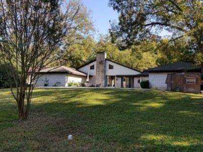 229 Creekwood Drive Lancaster, TX 75146