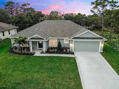 527 SW Oldenberg Street Palm Bay, FL 32908