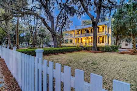 82 Calhoun St Bluffton, SC 29910